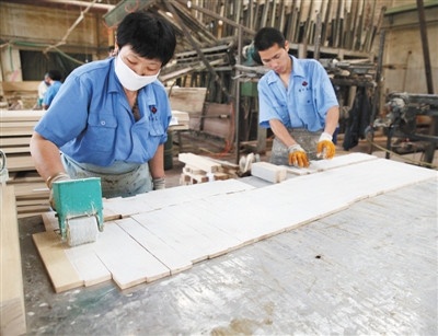 使用環(huán)保漆也是家具工廠升級(jí)的一個(gè)重要環(huán)節(jié)。